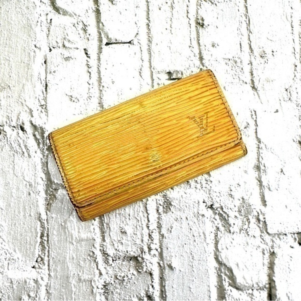 AUTHENTIC Louis Vuitton keycase. Previously owned. Tassel yellow.